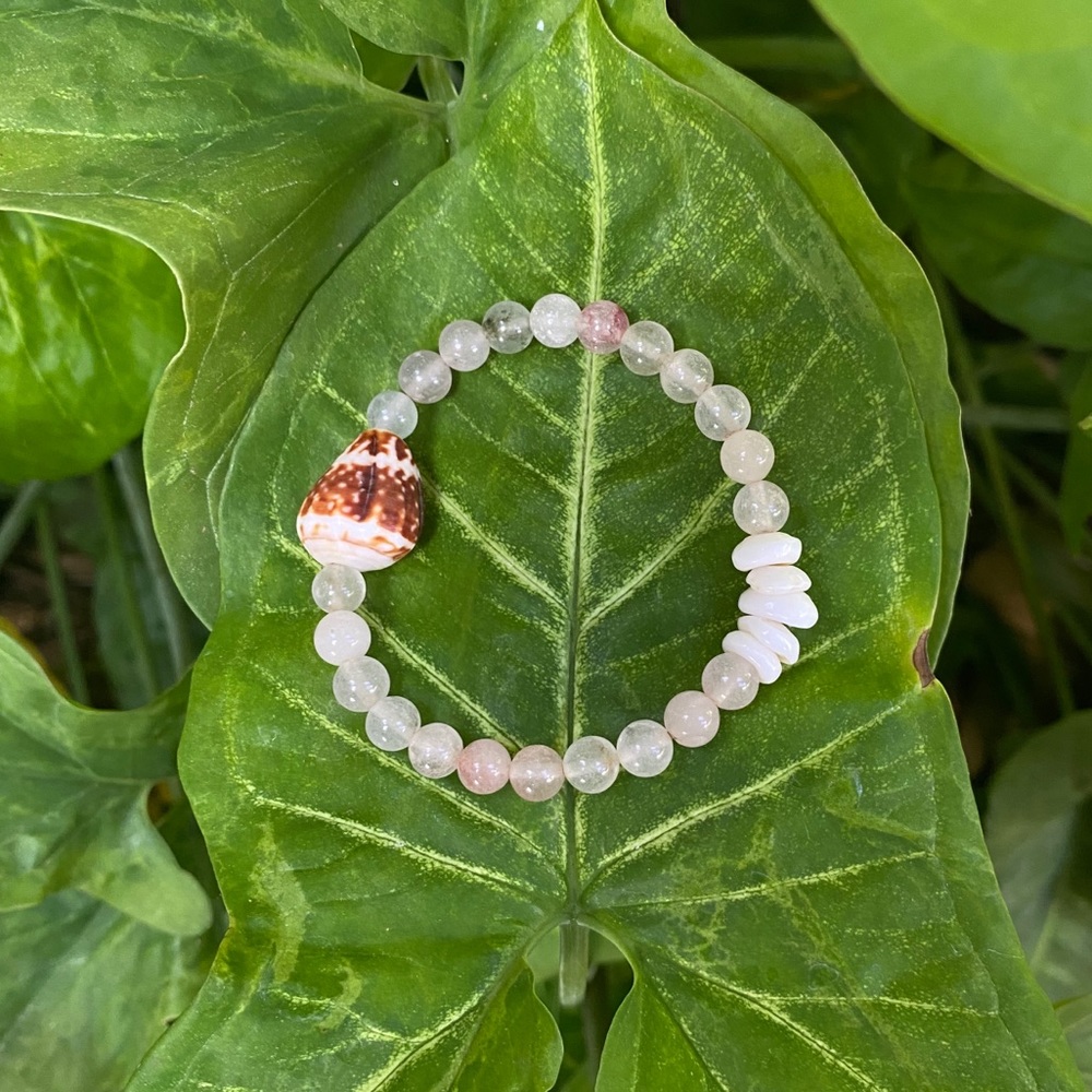 Shell and rose quartz bracelet